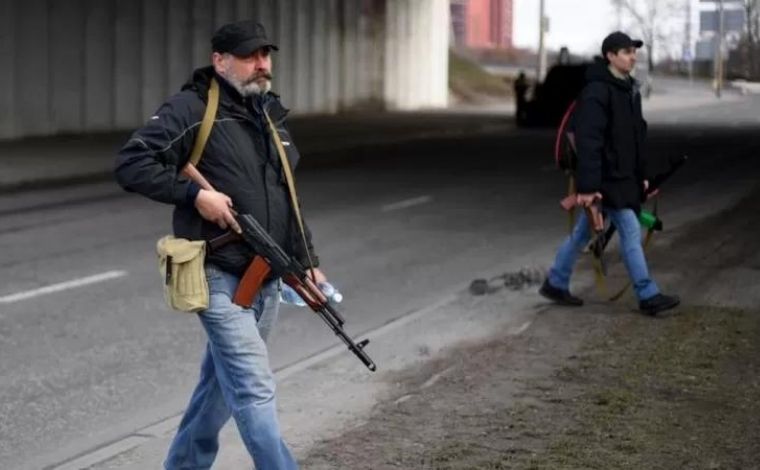 Vídeo: Governo da Ucrânia distribui fuzis para população se preparar para conflito