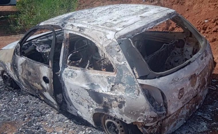 Veículo furtado é encontrado incendiado em loteamento de Sete Lagoas