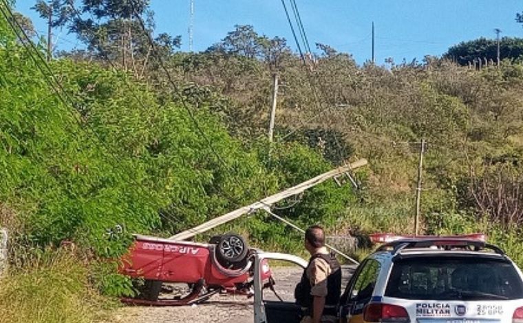 Motorista perde controle de carro e atinge poste de energia na Serra de Santa Helena em Sete Lagoas 