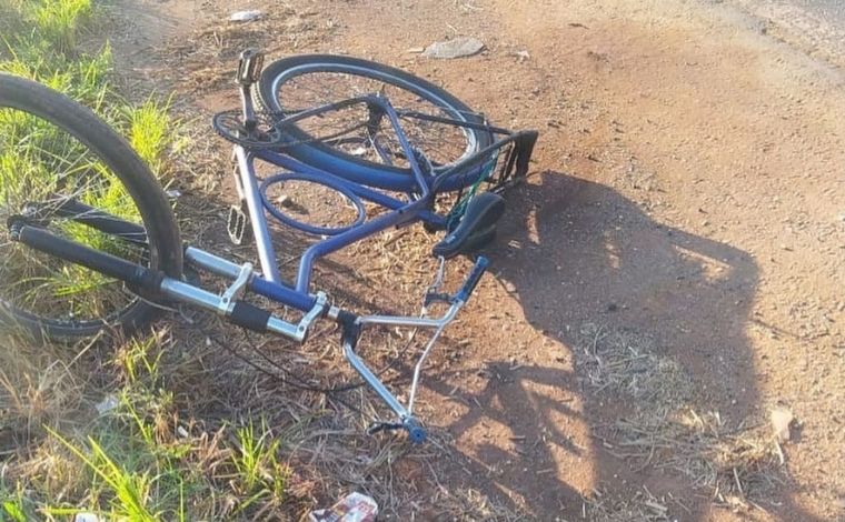 Ciclista morre após ser atropelado por caminhão na BR-365, em MG