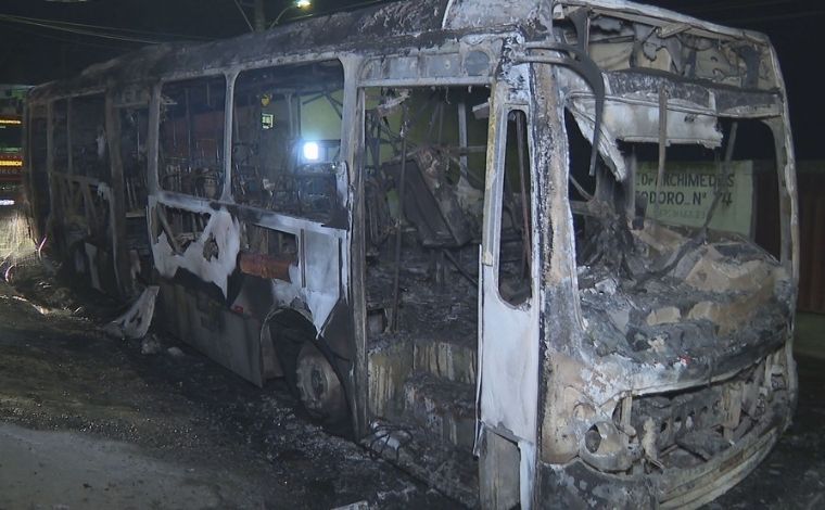 Homem joga querosene em motorista e coloca fogo em ônibus em BH