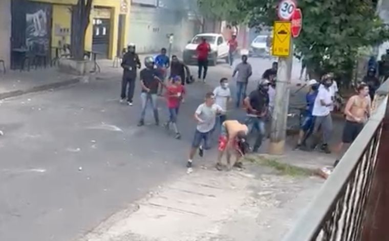 Briga entre torcidas antes do clássico entre Atlético e Cruzeiro deixa baleados em BH; veja vídeo