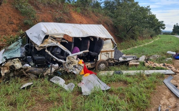 Acidente entre van e ônibus deixa dois mortos e 10 feridos na BR-251, em MG