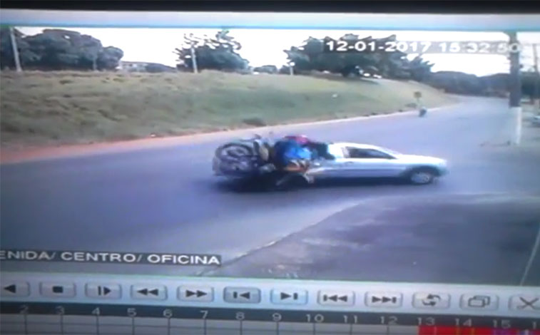 Câmera flagra acidente impressionante entre moto e caminhonete na Norte e Sul