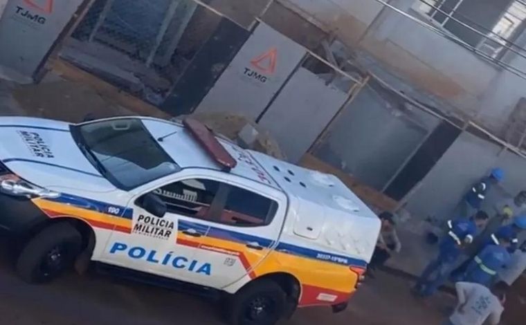 Homem morre após acender cigarro e causar explosão em obra no interior de Minas