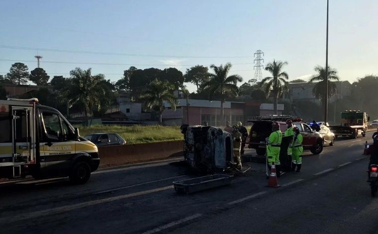 Duas pessoas morrem carbonizadas após carro capotar e pegar fogo na BR-381, em Betim