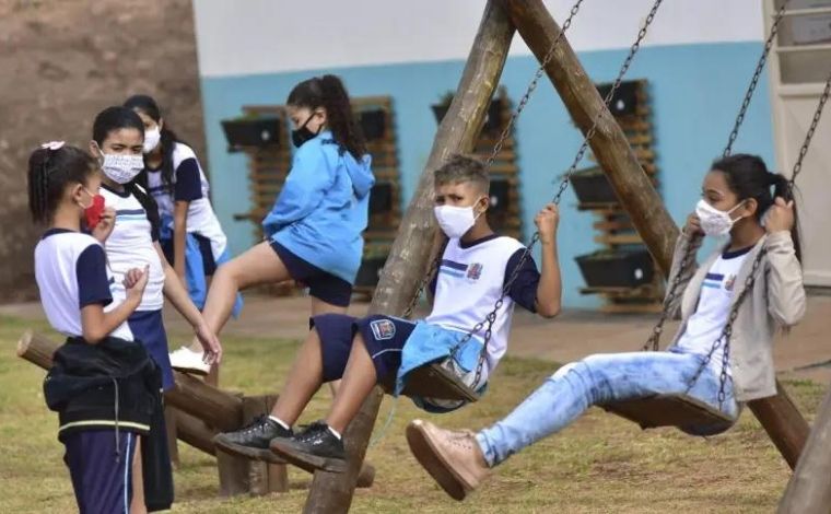 Uso de máscaras deixa de ser obrigatório durante atividades ao ar livre em escolas de Sete Lagoas 