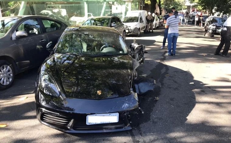 Motorista bate Porsche em 9 carros surta, agride PM e faz ameaças na delegacia em BH