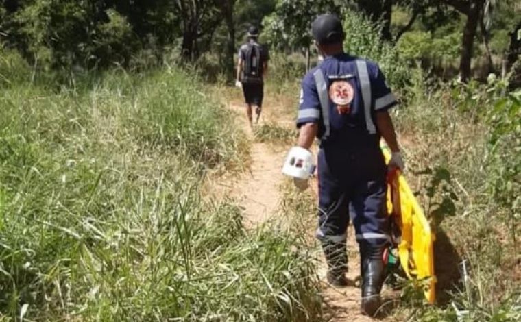 Jovem é resgatado após bater cabeça em pedra ao saltar de cachoeira no interior de Minas