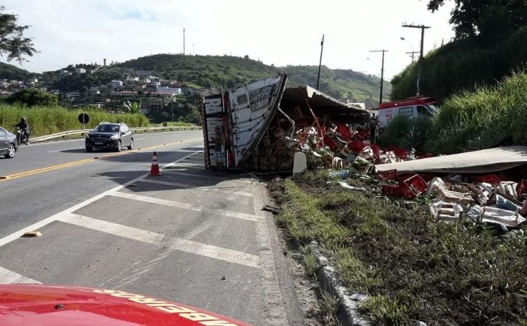 Carreta com carga de bananas tomba na BR-040 e motorista morre preso às ferragens