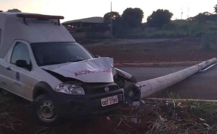 Homem rouba ambulância, sofre acidente, rouba outro veículo e bate mais uma vez, em MG