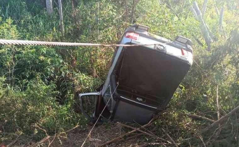 Idoso morre e esposa fica cerca de 30h pendurada dentro de carro após acidente na BR-365, em MG