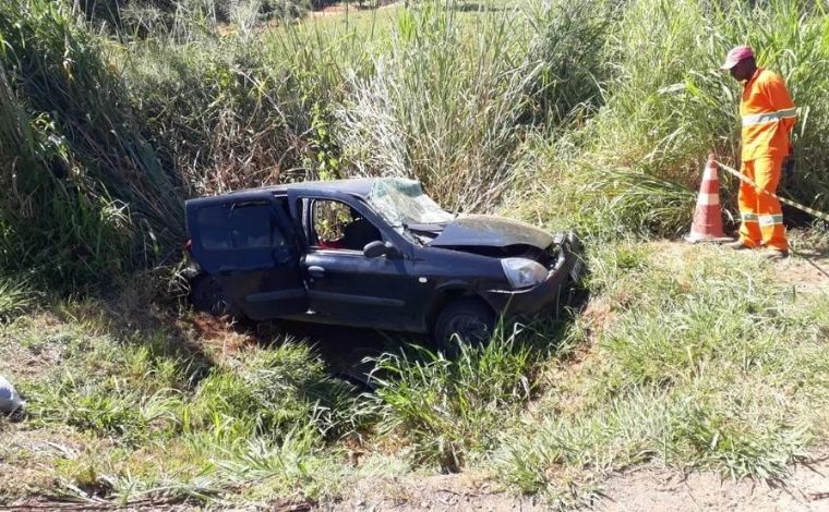 Motorista morre após invadir contramão e bater de frente com cegonheira na BR-135, em Curvelo