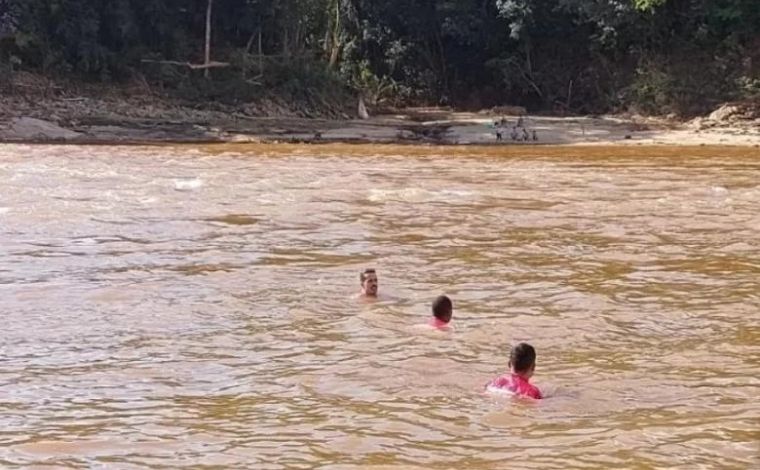 Bombeiros encontram corpo de homem que se afogou após mergulhar em cachoeira na Grande BH