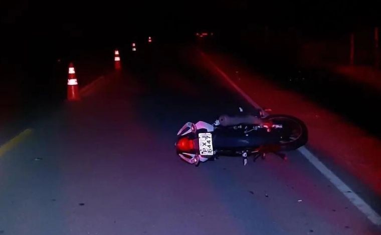 Mulher morre após bater motocicleta em traseira de trator na MG-459