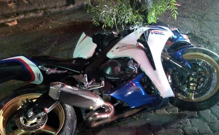 Motociclista morre após perder controle da direção e bater em árvore na orla da Lagoa do Boa Vista