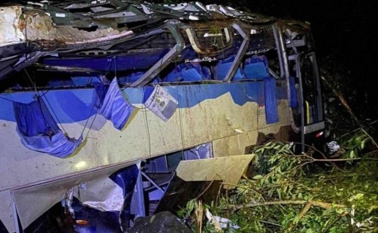 Ônibus cai em ribanceira e deixa 10 mortos e mais de 20 feridos no Paraná 