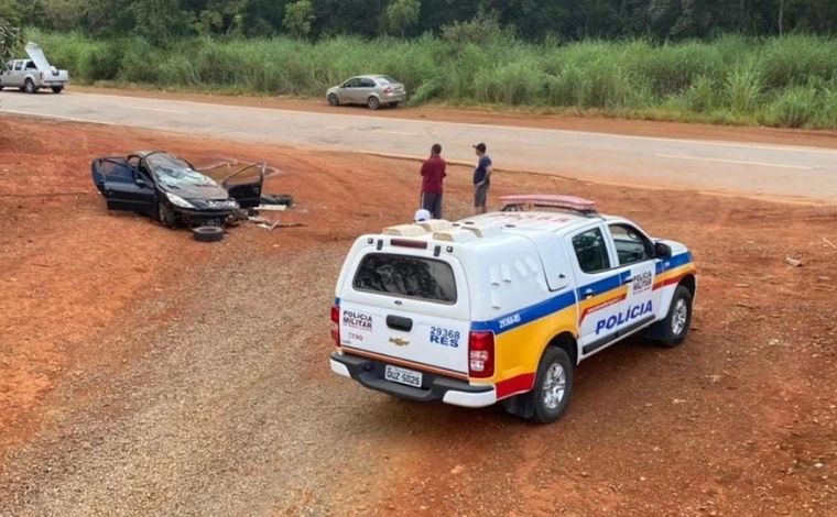 Motorista morre após cair em buraco e capotar carro em Pompéu; duas pessoas ficaram feridas 