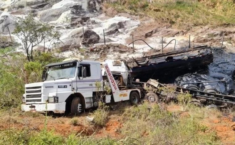 Acidente com caminhão deixa ferido e carga de produto tóxico atinge leito de rio em Minas 