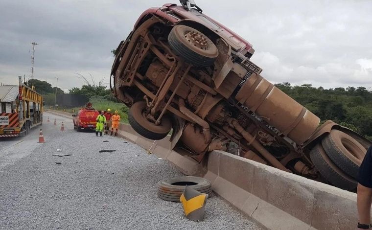 Carreta carregada com cimento tomba e fica pendurada em ribanceira na BR-381, na Grande BH