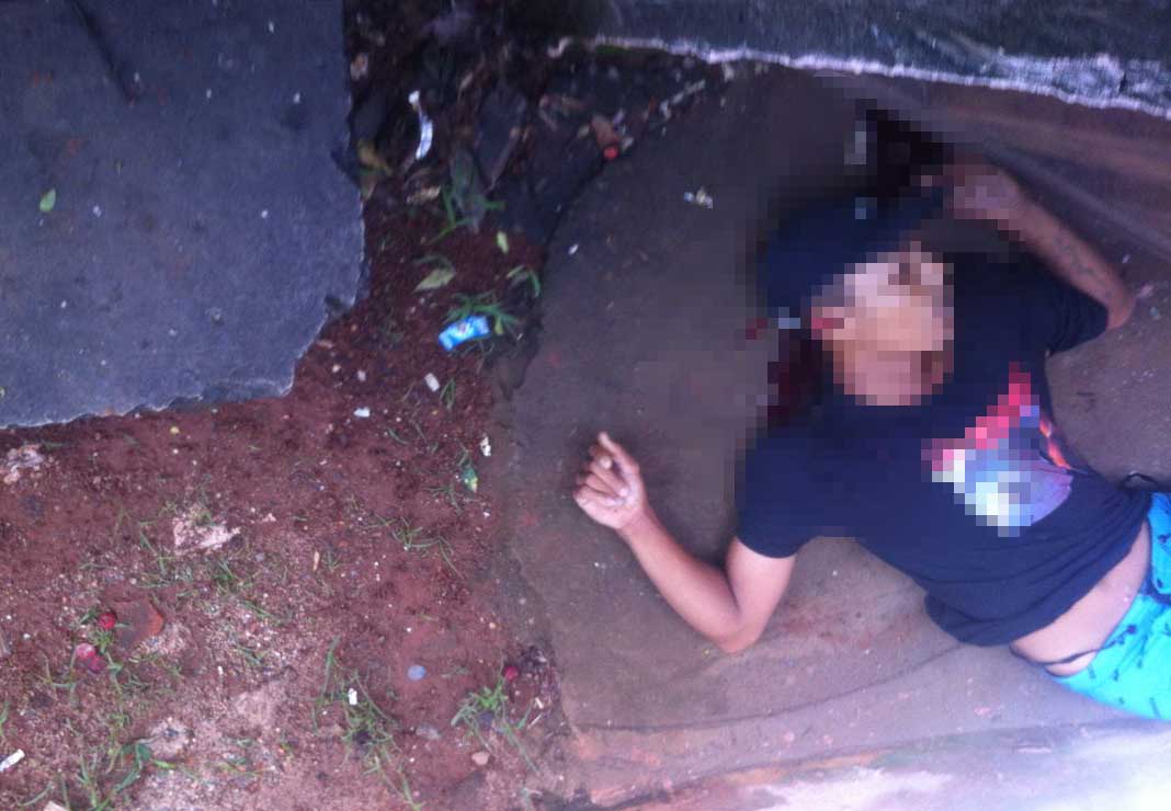 Jovem é morto a tiros em uma residência do Bairro Emília