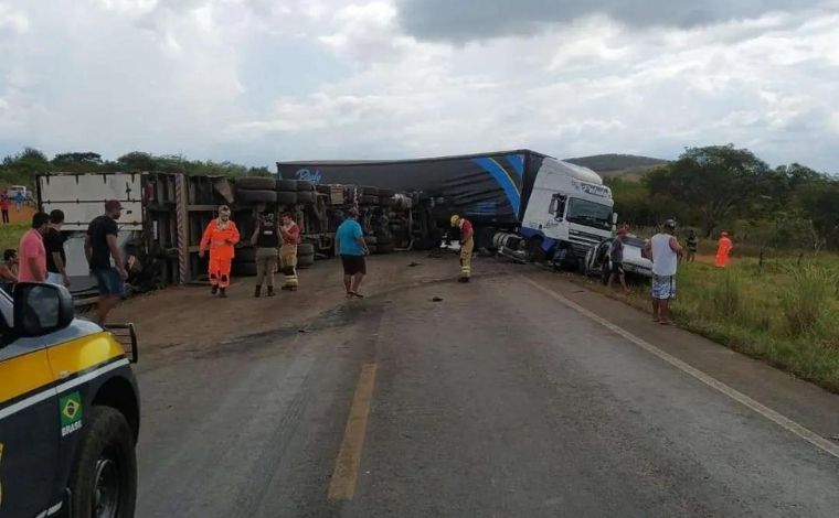 Acidente entre duas carretas e caminhonete deixa PM e policial penal feridos na BR-251, em MG