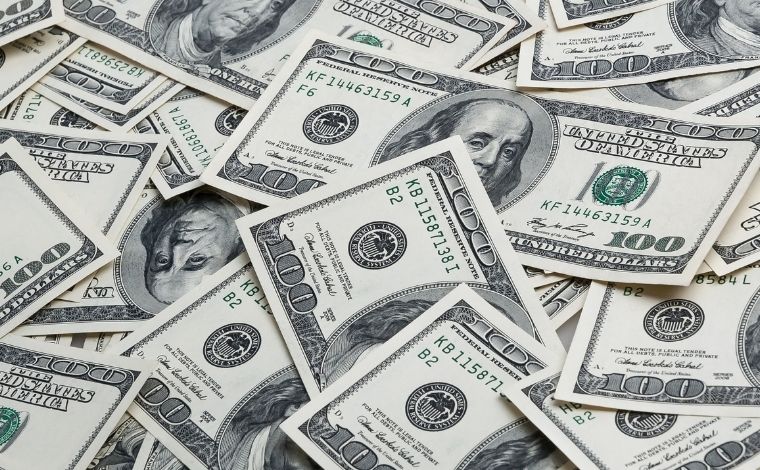 Dólar tem recuo de 0,39% e fecha a R$ 4,69 nesta segunda-feira (11)