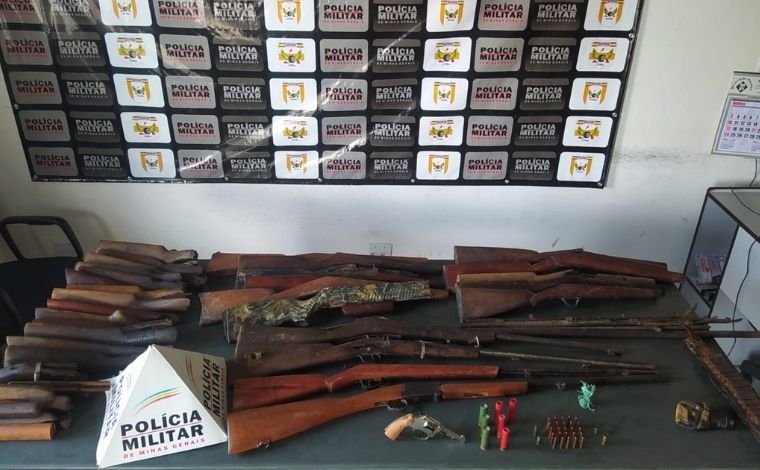 PM apreende armas de fogo e pássaros da fauna silvestre em fazenda de Santana de Pirapama