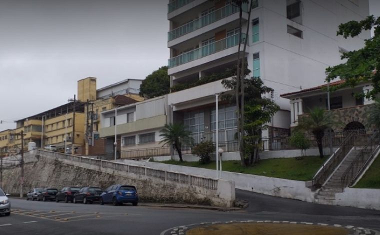 Família é atropelada por carro desgovernado em estacionamento de hospital no interior de Minas
