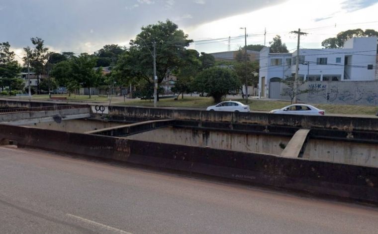 Mulher morre após tentar atravessar ribeirão Arrudas e cair de viga de concreto, em BH