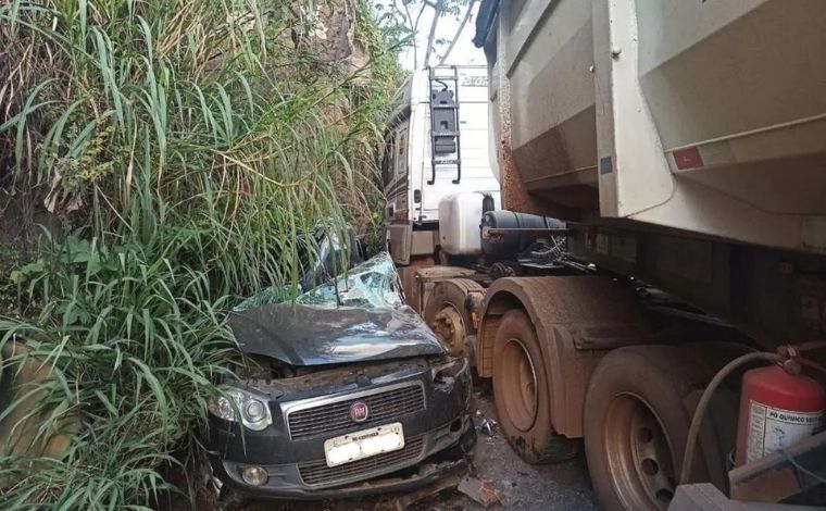 Batida frontal entre carreta e carro deixa uma pessoa ferida na BR-381, na Grande BH