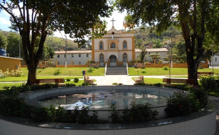 Menino de 3 anos morre após bancada de altar de igreja cair sobre ele no interior de Minas