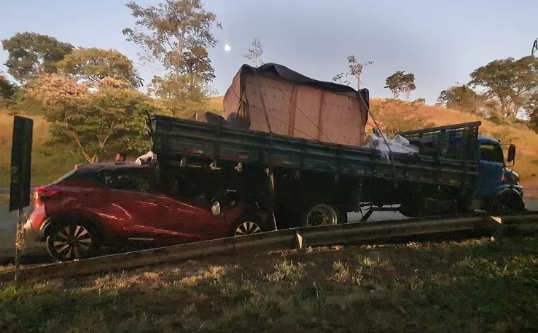 Motorista morre após bater carro na traseira de caminhão na BR-050, em MG