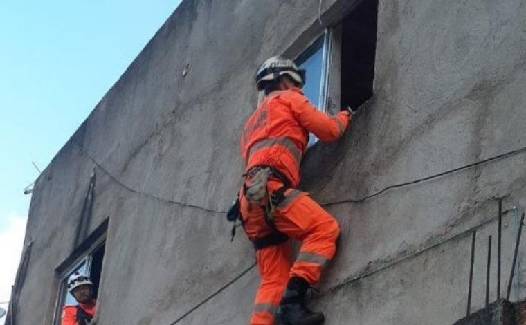 Menina de 2 anos é resgatada após se trancar dentro de casa na Grande BH