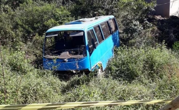 Transporte escolar cai em ribanceira e deixa crianças feridas no interior de Minas