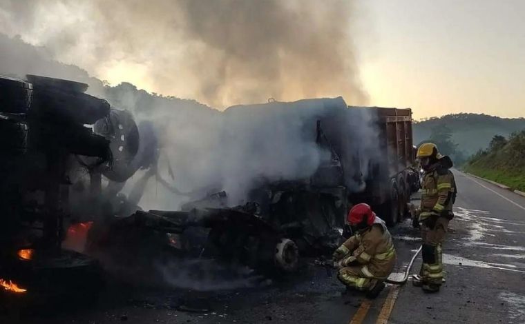 Motorista morre carbonizado após carreta bater em caminhão na MGC-120, em Itabira