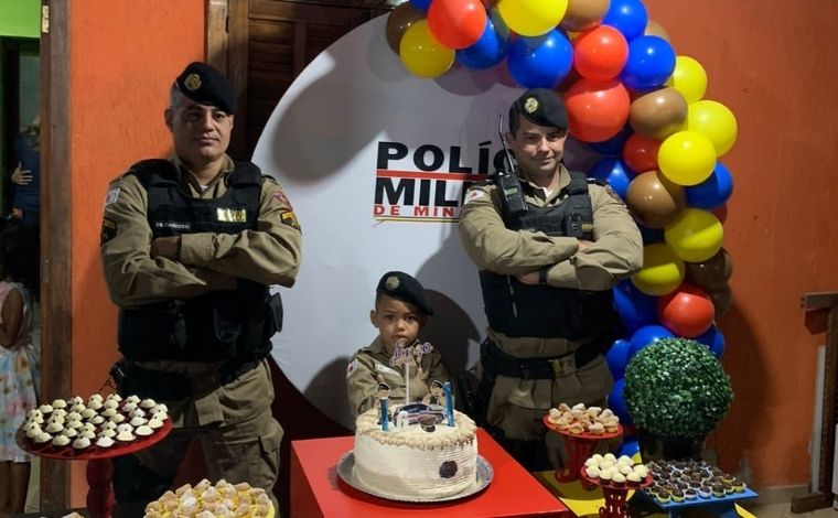 Policiais militares fazem surpresa de aniversário para criança em Pedro Leopoldo