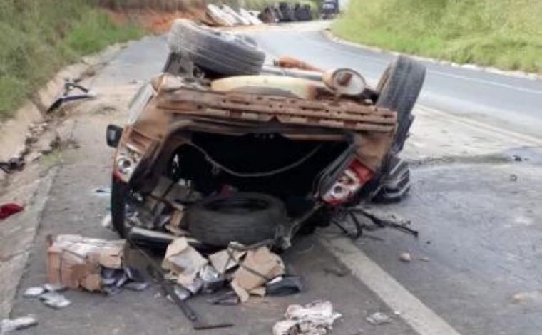 Grave acidente envolvendo carro e carreta deixa um morto e dois feridos na BR-365, em Minas