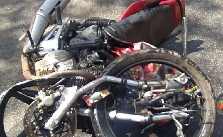 Motociclista ultrapassa em local proibido, bate de frente com carreta e morre na BR-352, em MG