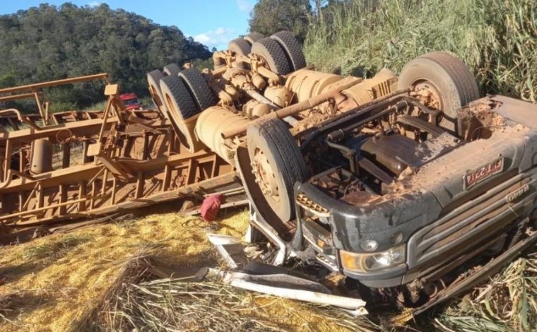 Homem morre e outro fica ferido após caminhão capotar na LMG-268, no interior de Minas 