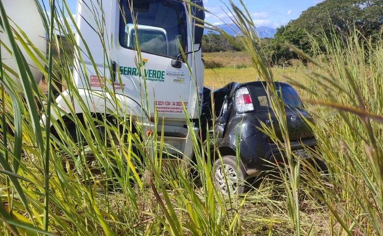 Motorista morre após invadir contramão e bater de frente com caminhão no interior de Minas