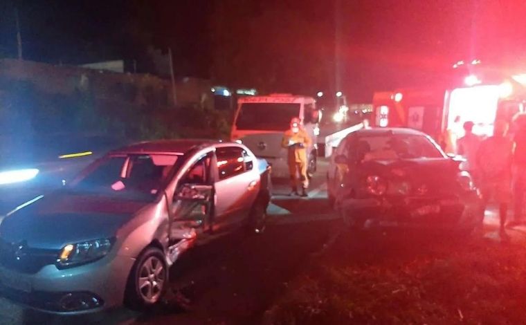 Colisão entre carros deixa homem e criança de 10 anos feridos na MG-424, em Vespasiano