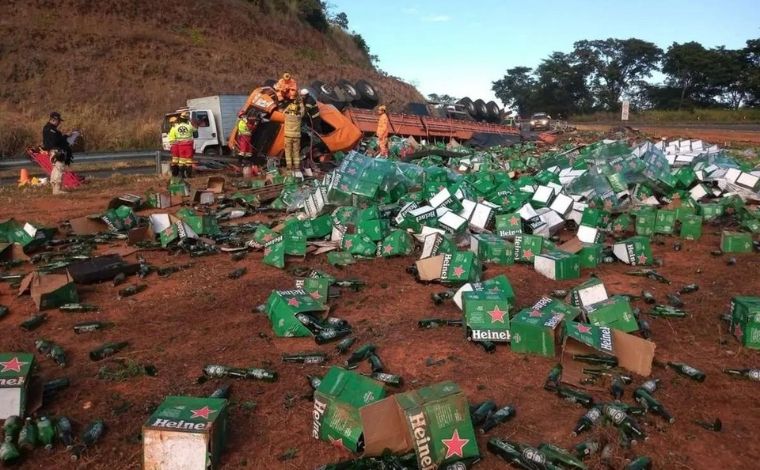 Carreta carregada com cerveja tomba e motorista morre na BR-050, em MG