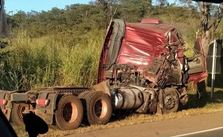 Batida entre carro e carreta deixa um morto na BR-040