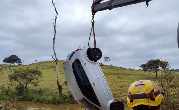 Quatro pessoas morrem após carro cair em lagoa de Conceição do Mato Dentro