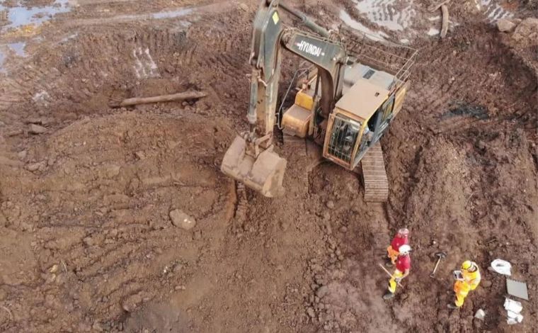 Após três anos, bombeiros encontram ossada em área de busca em Brumadinho