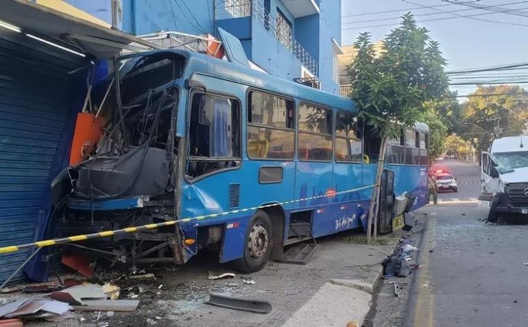 Acidente entre van e ônibus deixa mais de 20 pessoas feridas em Belo Horizonte