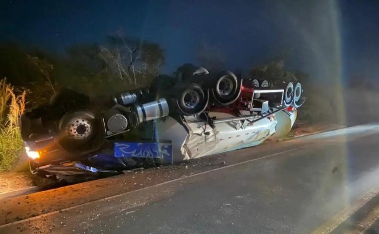 Carreta carregada com biodiesel capota e motorista morre na BR-262, em MG