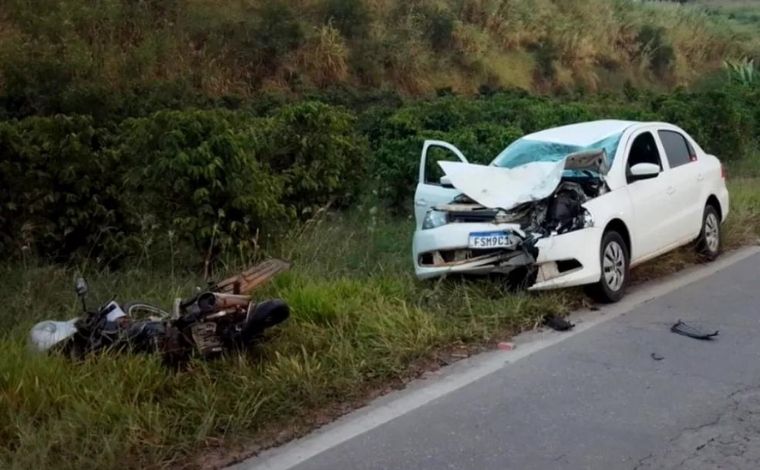 Funcionários de hospital morrem após batida entre carro e motocicleta na BR-146, em MG