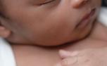 Recém-nascida sofre traumatismo craniano após cair durante parto em maternidade de BH